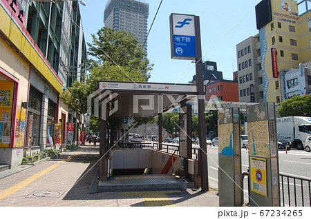 福岡市・地下鉄西新駅 67234265