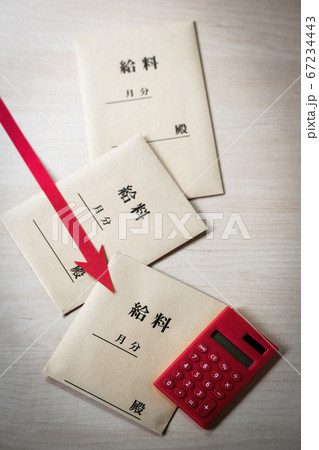 収入減イメージ・小さくなる給料袋 収入減イメージ・小さくなる給料袋 67234443