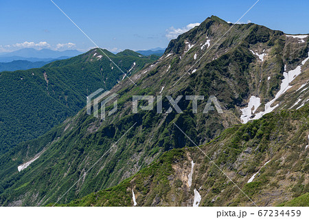 谷川岳から見た小出俣山と爼嵓（まないたぐら） 67234459