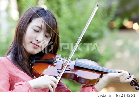 バイオリンを弾く女子大学生 バイオリンを弾く女子大学生 67234551