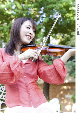 バイオリンを弾く女子大学生 バイオリンを弾く女子大学生 67234555
