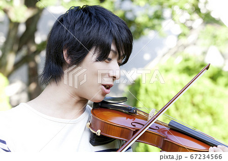 バイオリンを弾く男子大学生 67234566