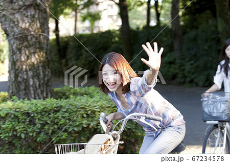 自転車に乗る女子大学生 自転車に乗る女子大学生 67234578