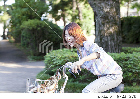 自転車に乗る女子大学生 自転車に乗る女子大学生 67234579