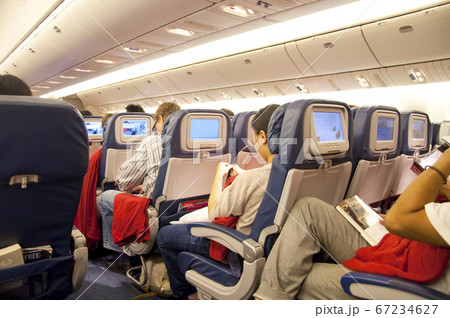旅客機の機内 旅客機の機内 67234627