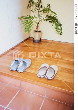 来客用スリッパが二足並んだ日本の住宅の玄関の写真素材