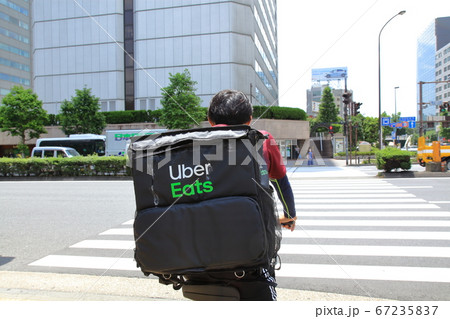 街を走るウーバーイーツ 東京都 街を走るウーバーイーツ 東京都 67235837