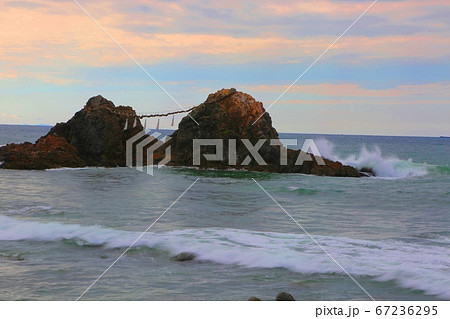 夫婦岩の夕日 67236295