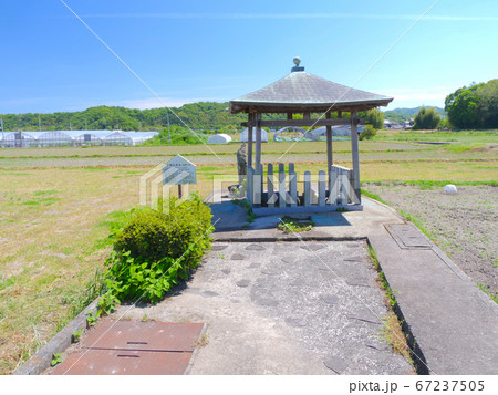 広大な田園の中にポツンとある湧き水「小柳の清水(こやなぎのしみず)」/播磨十水の名水 広大な田園の中にポツンとある湧き水「小柳の清水(こやなぎのしみず)」/播磨十水の名水 67237505