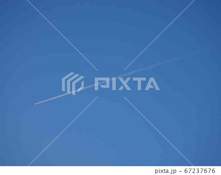 青空に飛行機雲 青空に飛行機雲 67237676
