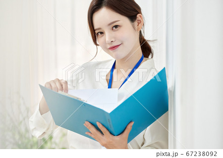 ビジネス 女性 女 67238092