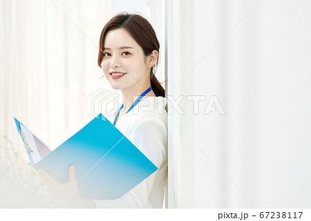 ビジネス 女性 女 67238117