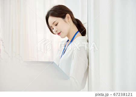 ビジネス 女性 女 67238121