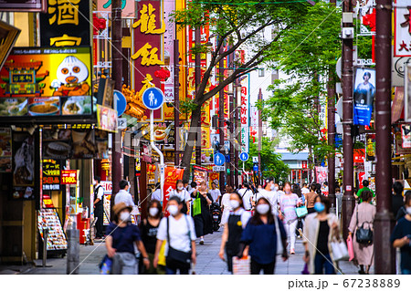 日本の横浜都市景観 横浜中華街(マスク姿が目立つ）＝2020年7月7日 67238889