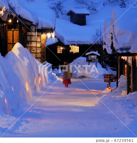 温泉　夜　雪　積雪　山間　山奥　客あり　日帰り温泉 67239561