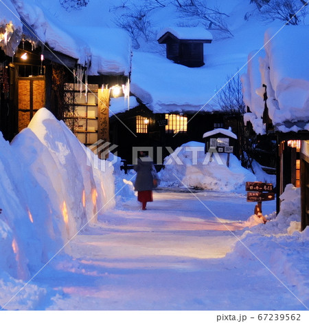 温泉　夜　雪　積雪　山間　山奥　客あり　日帰り温泉 67239562