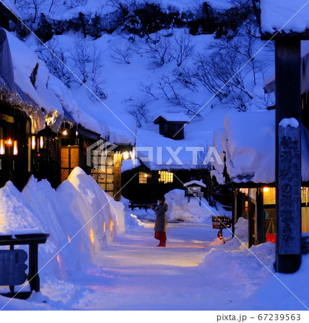 温泉　夜　雪　積雪　山間　山奥　客あり　日帰り温泉 67239563