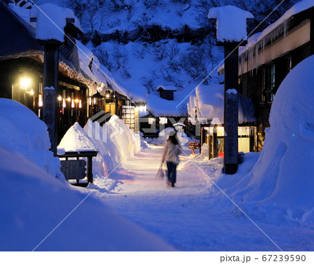 温泉 夜 雪 積雪 山間 山奥 客あり 日帰り温泉 温泉 夜 雪 積雪 山間 山奥 客あり 日帰り温泉 67239590
