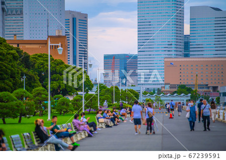 日本の横浜都市景観 山下公園の人混み（マスク姿が目立つ）＝2020年7月7日 67239591