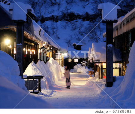 温泉 夜 雪 積雪 山間 山奥 客あり 日帰り温泉 温泉 夜 雪 積雪 山間 山奥 客あり 日帰り温泉 67239592