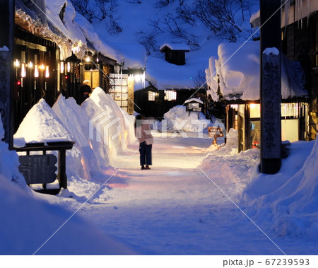 温泉　夜　雪　積雪　山間　山奥　客あり　日帰り温泉 67239593