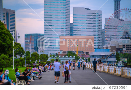 日本の横浜都市景観 山下公園の人混み(マスク姿が目立つ)=2020年7月7日 日本の横浜都市景観 山下公園の人混み(マスク姿が目立つ)=2020年7月7日 67239594