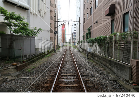 流鉄流山線の幸谷駅近くの踏切から見えるまっすぐのびた線路の写真素材