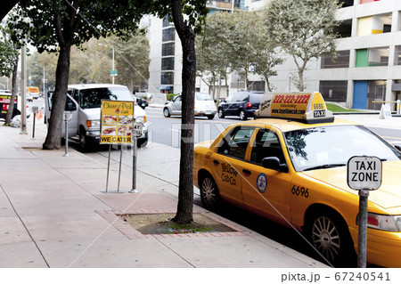ダウンタウンのタクシー乗り場 67240541