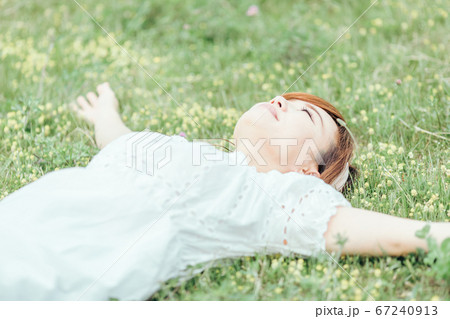 自然の中にいる女性 自然の中にいる女性 67240913