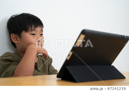 タブレットを見る男の子 タブレットを見る男の子 67241239