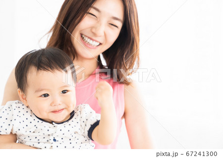 赤ちゃん 子育て ガッツポーズの写真素材
