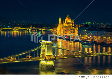 Iluminated Chain bridge and Parliament building at night, Budapest, Hungary  67241427