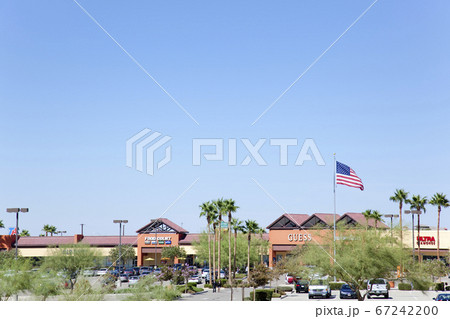 カリフォルニアのアウトレットモール 67242200