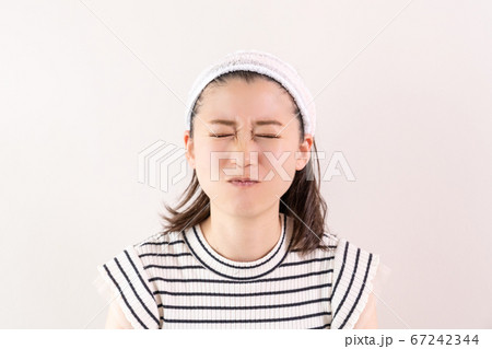 顔ヨガをする若い女性 67242344