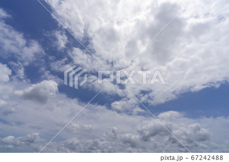 青い空と暗い雲 背景素材の写真素材