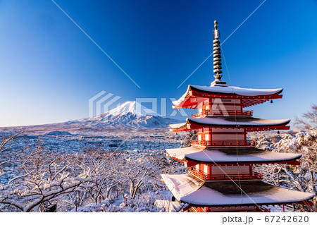 (山梨県)日本の美・雪の新倉山浅間公園忠霊塔・富士山 (山梨県)日本の美・雪の新倉山浅間公園忠霊塔・富士山 67242620