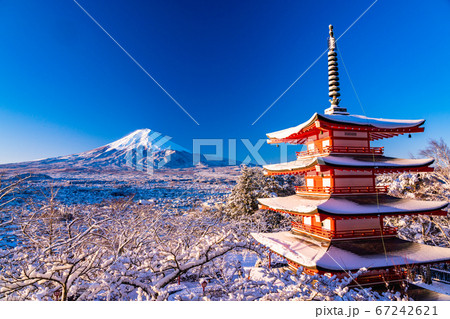 (山梨県)日本の美・雪の新倉山浅間公園忠霊塔・富士山 (山梨県)日本の美・雪の新倉山浅間公園忠霊塔・富士山 67242621