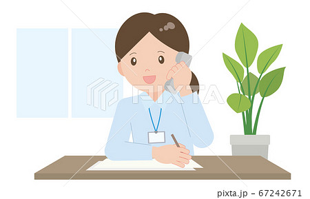 電話を受けるオフィスの女性 67242671