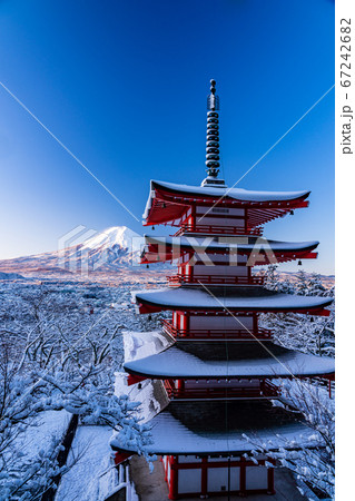 (山梨県)日本の美・雪の新倉山浅間公園忠霊塔・富士山 (山梨県)日本の美・雪の新倉山浅間公園忠霊塔・富士山 67242682