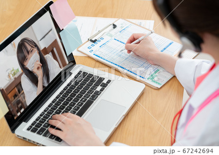 オンライン診療をする若い女性医師と患者の画面 67242694