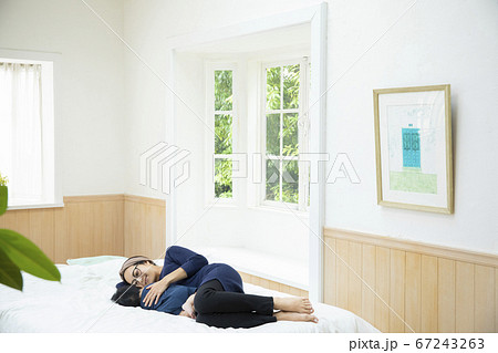 赤ちゃんを抱くママ ベッド 赤ちゃんを抱くママ ベッド 67243263