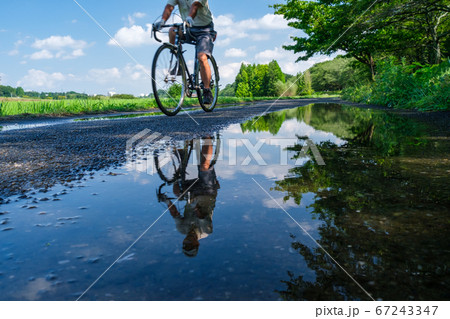 雨上がりを走る 67243347