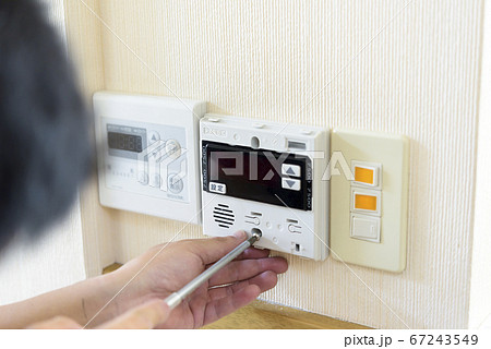 給湯器 暖房ボイラーのリモコン(交換中) 給湯器 暖房ボイラーのリモコン(交換中) 67243549