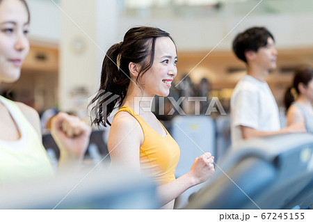 若い女性、スポーツジム、ランニングマシーン 若い女性、スポーツジム、ランニングマシーン 67245155