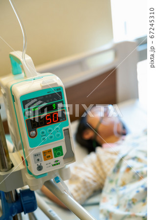 輸液ポンプと眠る女の子 67245310