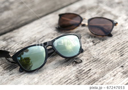 ベンチに置いてあるサングラス 67247053