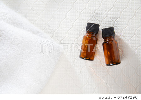 アロマ、アロマオイルのビンが2本。ラベンダー、リラックス、美容イメージ。 67247296