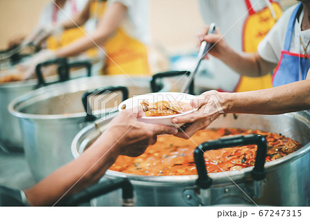 Feeding the poor to hands of a beggar, feedingの写真素材 [67247315] - PIXTA