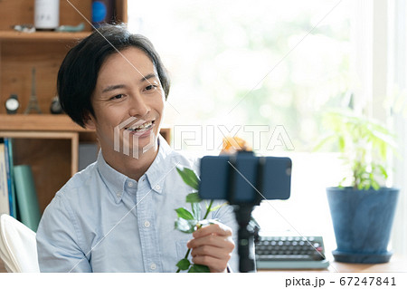 リモートでプロポーズをする男性 67247841