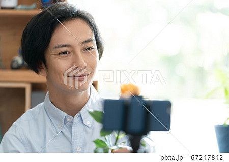 リモートでプロポーズをする男性 67247842